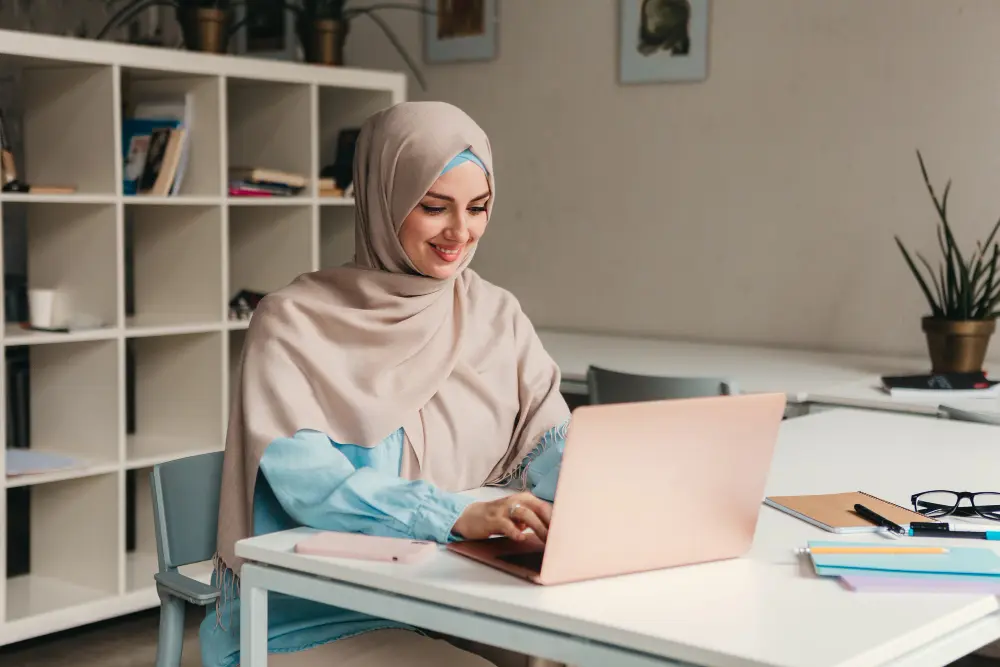 Apprenante suivant un cours en ligne devant son ordinateur